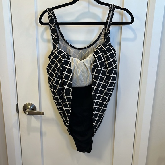 Plus size bathing suit. - Picture 2 of 4